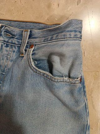 Pantalón Levis 501 etiqueta roja botones