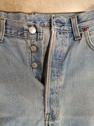 Pantalón Levis 501 etiqueta roja botones