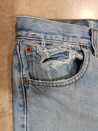 Pantalón Levis 501 etiqueta roja botones