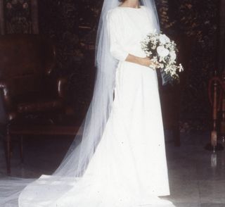 Vestido de novia de seda natural y velo de tul