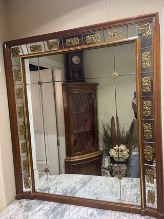 Mueble recibidor de madera con bronces con espejo