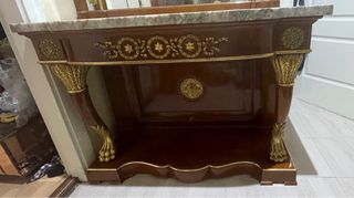Mueble recibidor de madera con bronces con espejo