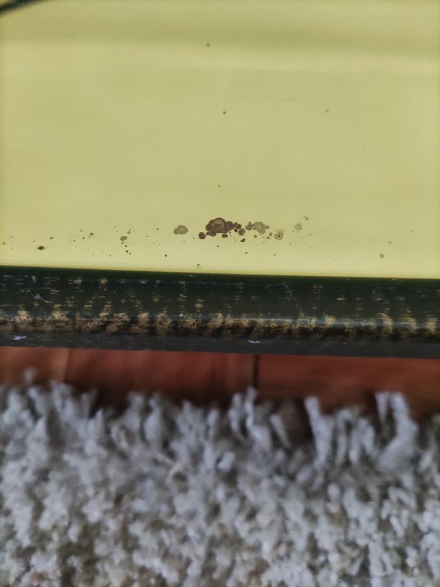 Mesa auxiliar de cristal y forja