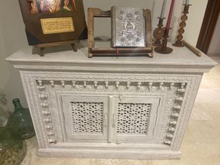 Comoda India tallada a mano