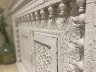 Comoda India tallada a mano