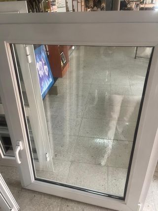 Ventana aluminio blanca abatible