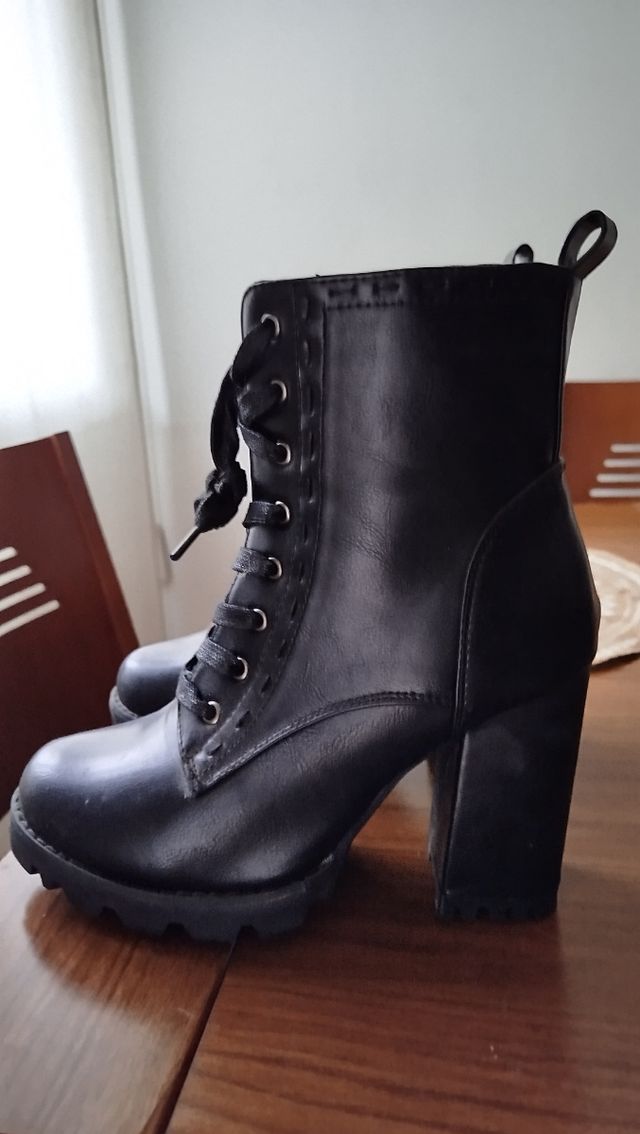 Bota militar con tacón