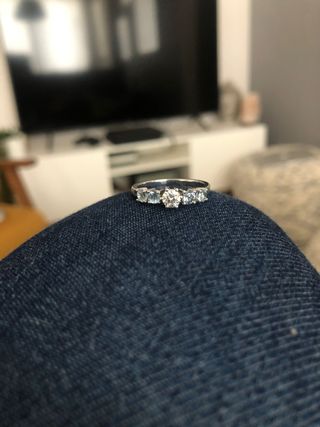 Anillo Oro Blanco 1 diamante  4 pied