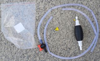 Bomba manual gasolina, tubos PVC y embudo