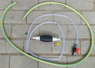 Bomba manual gasolina, tubos PVC y embudo