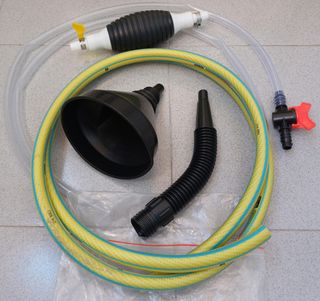 Bomba manual gasolina, tubos PVC y embudo