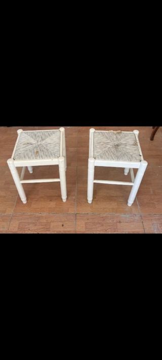 Dos taburetes blancos