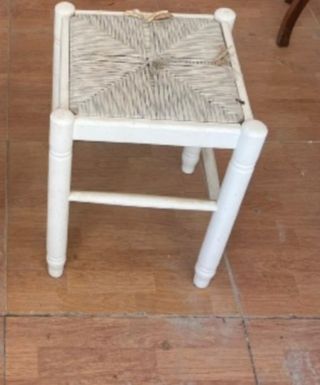 Dos taburetes blancos
