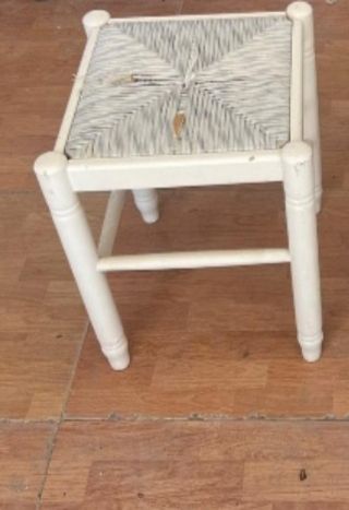 Dos taburetes blancos