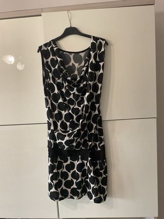 Vestito corto con scollo
