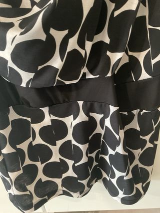Vestito corto con scollo
