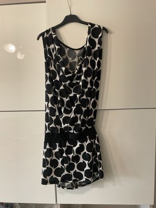 Vestito corto con scollo
