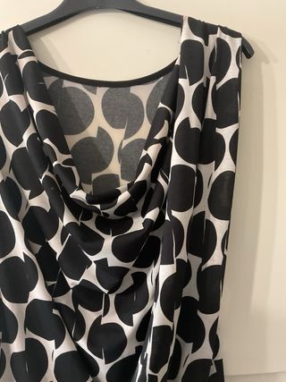 Vestito corto con scollo