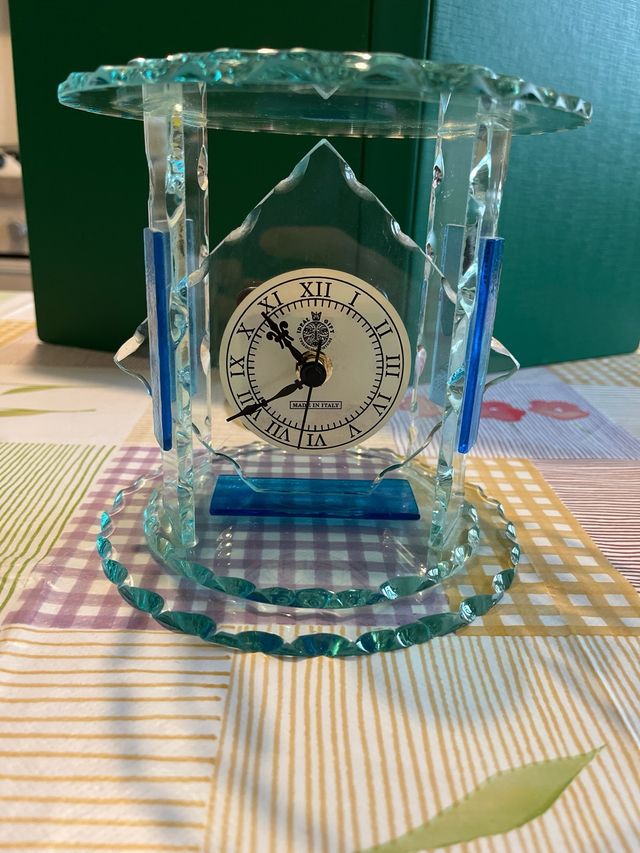 Orologio da tavolo realizzato con vetro di murano
