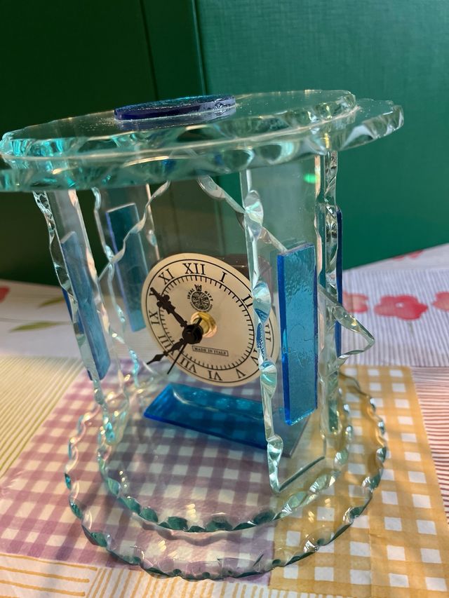 Orologio da tavolo realizzato con vetro di murano