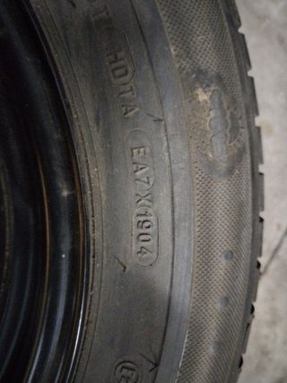 Cubierta de repuesto con llanta y gato y llave  c5