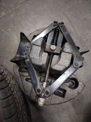 Cubierta de repuesto con llanta y gato y llave  c5