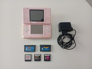 Nintendo DS rosa e bianco con giochi