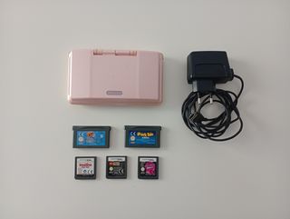 Nintendo DS rosa e bianco con giochi