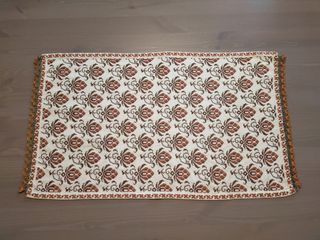 Centro tavola rettangolare ricamato a mano