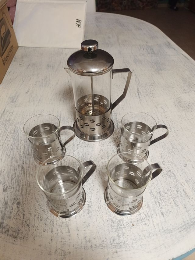 Cafetera o tetera de émbolo y 4 tazas