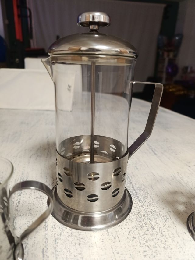 Cafetera o tetera de émbolo y 4 tazas