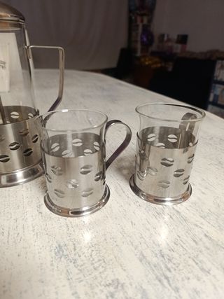 Cafetera o tetera de émbolo y 4 tazas