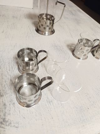 Cafetera o tetera de émbolo y 4 tazas