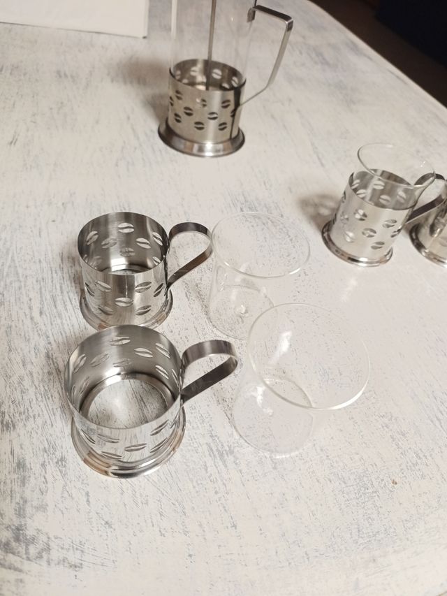 Cafetera o tetera de émbolo y 4 tazas