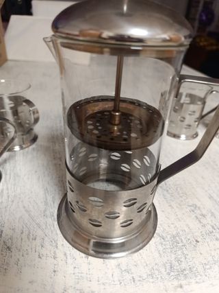 Cafetera o tetera de émbolo y 4 tazas