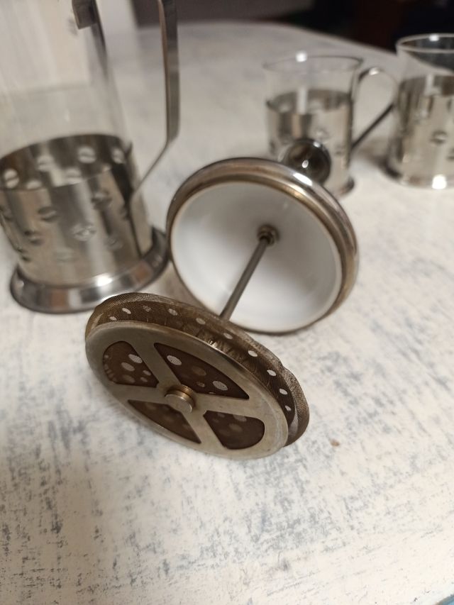 Cafetera o tetera de émbolo y 4 tazas