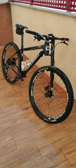BICICLETA MONTAÑA CANNONDALE.