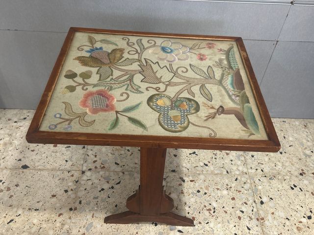 Antigua mesa auxiliar inglesa de madera años 70