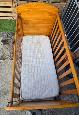 Cuna de madera maciza