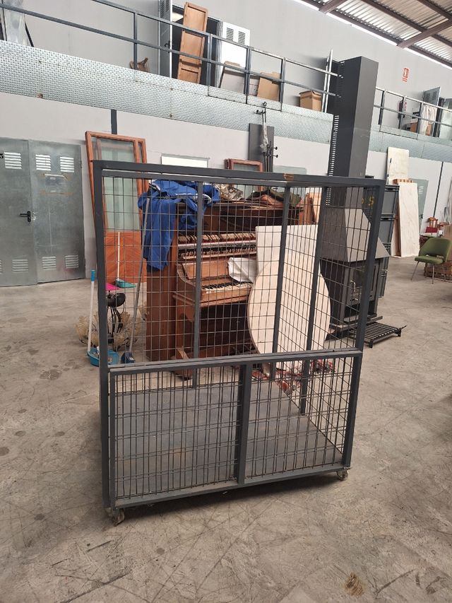 Jaula de hierro lavandería