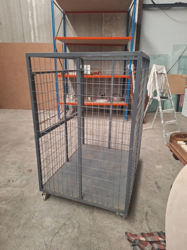 Jaula de hierro lavandería