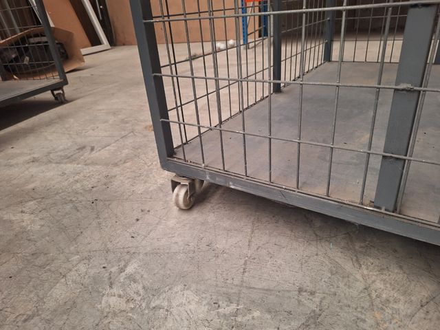 Jaula de hierro lavandería