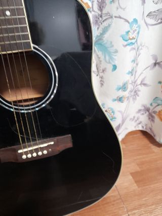 Guitarra acústica (Escucho ofertas)
