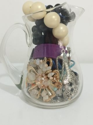 Jarra con joyitas variadas