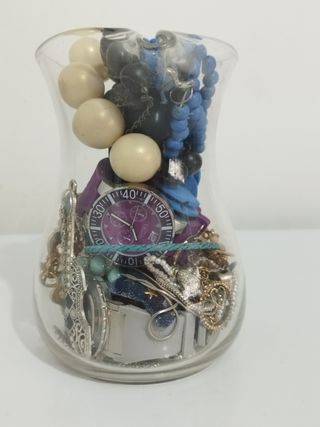 Jarra con joyitas variadas
