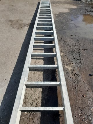 Escalera galvanizada obra 7,80m