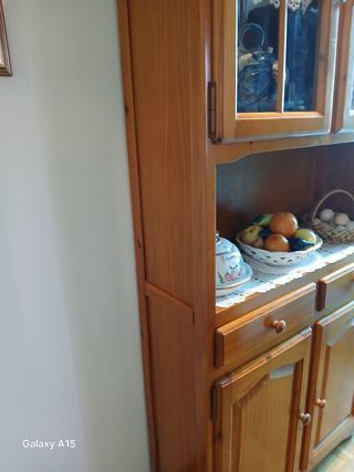 Alacena de pino barnizado