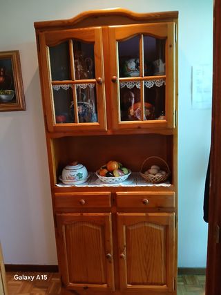 Alacena de pino barnizado