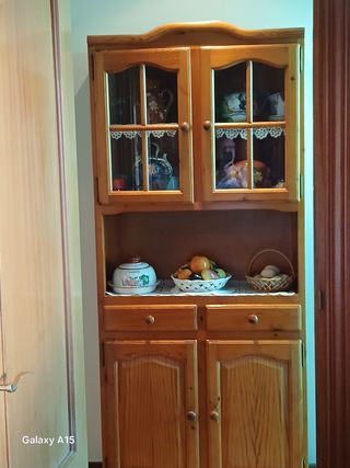 Alacena de pino barnizado