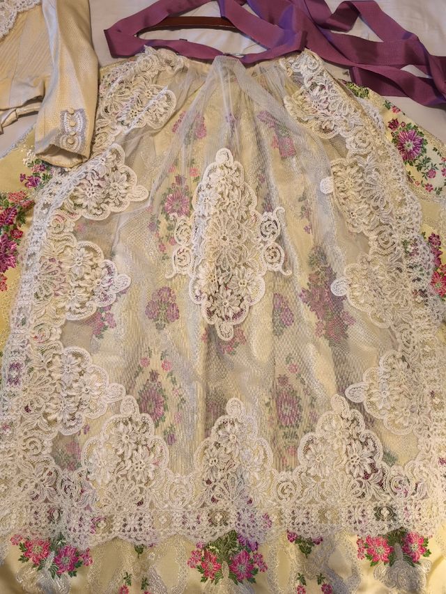 Traje fallera valenciana beig